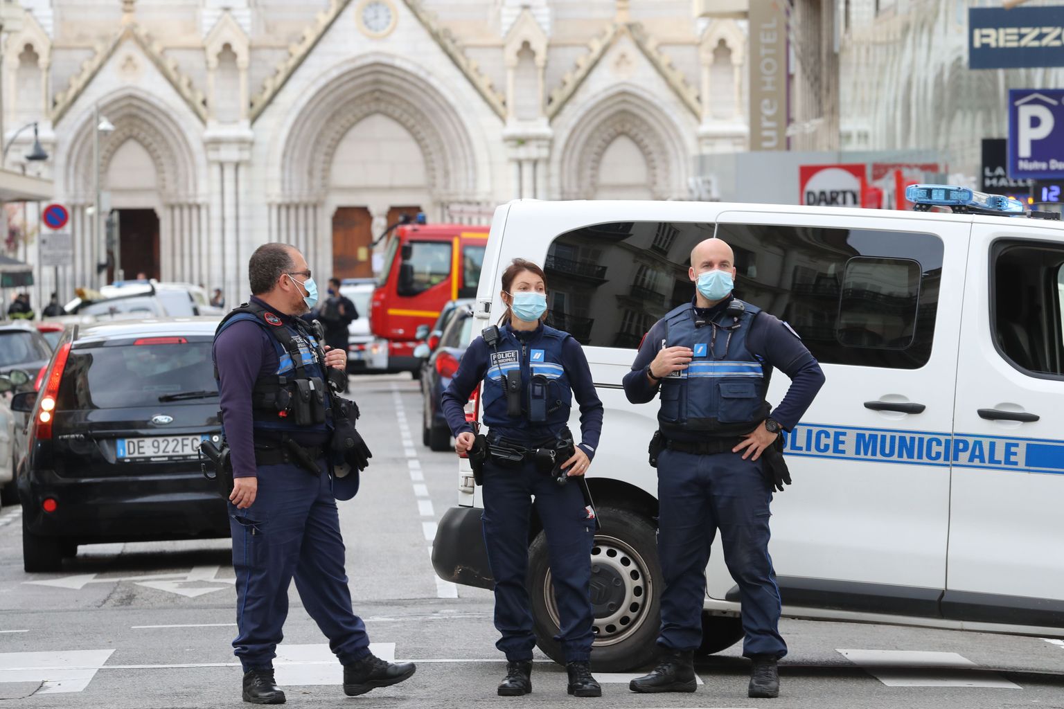 Prantsuse politsei Nice'is, kus varem neljapäeval pussitas arvatav islamiäärmuslane surnuks kolm inimest 29. oktoober 2020.