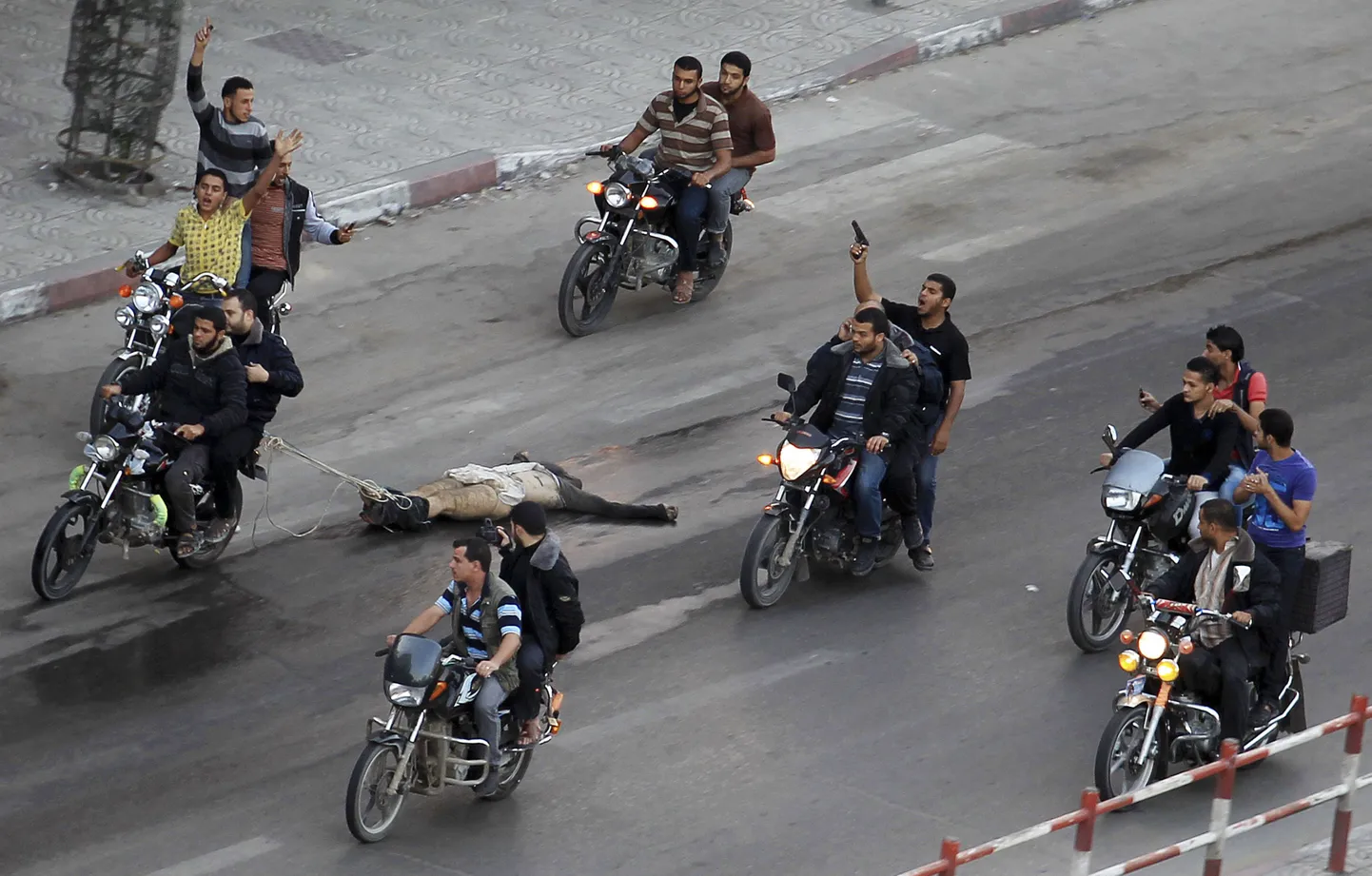 Palestiina äärmuslased lohistamas mootorratta järel mööda linnatänavaid väidetava Iisraeli kollaborandi surnukeha.
