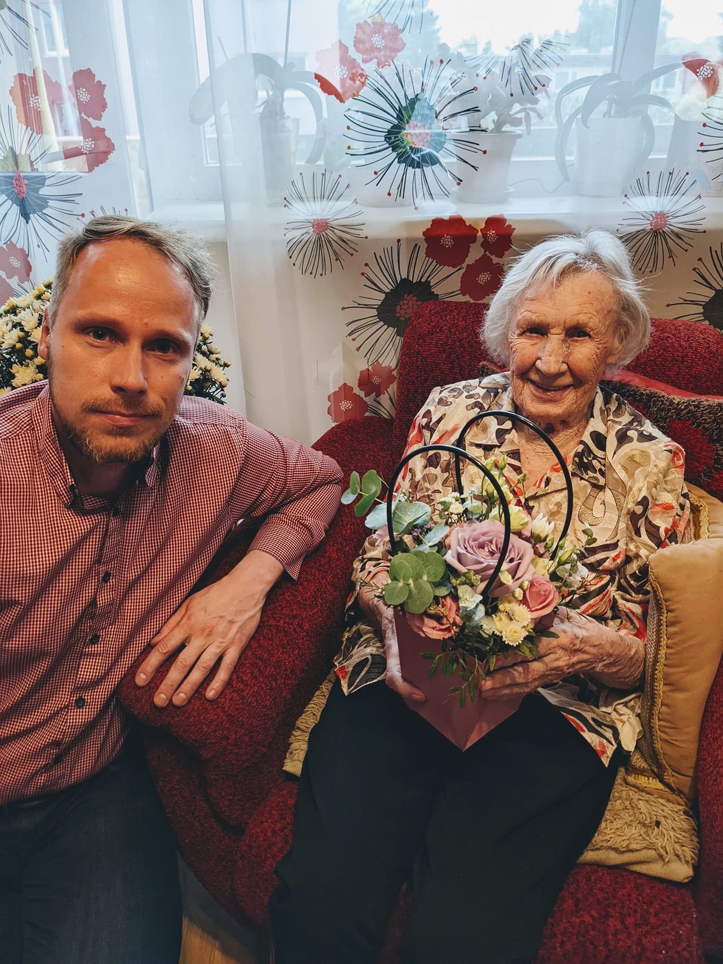 Eile tähistas 101. sünnipäeva Paide proua Vilma Künnapuu, keda käis õnnitlemas ka linnapea Eimar Veldre.