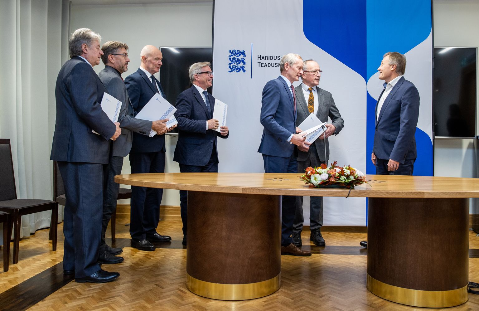 Minister Tõnis Lukas ja ülikoolide rektorid allkirjastasid halduslepingud.