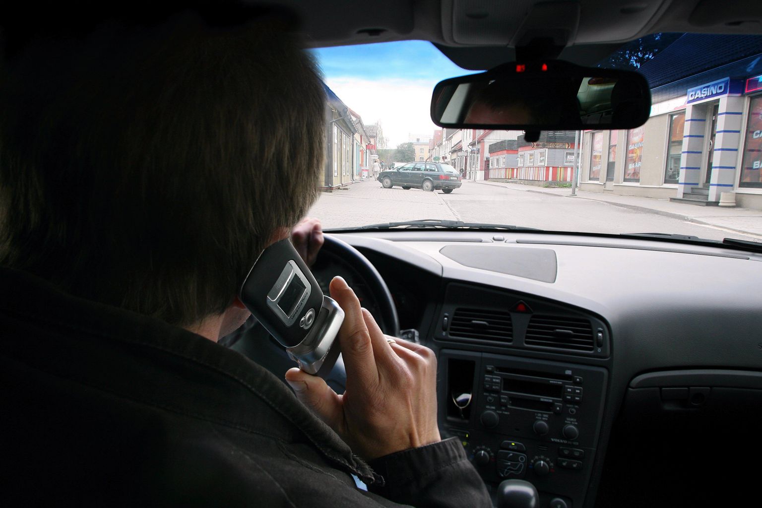 Uue liiklusseaduse järgi ei tohi autojuht kasutada telefoni ilma käsi käsi vabaks jätva vahendita.