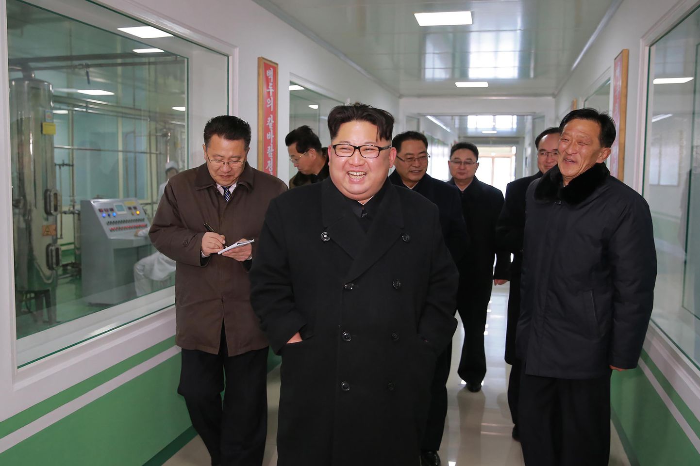 Kim Jong-un inspekteerib riigi farmaatsiatööstust.