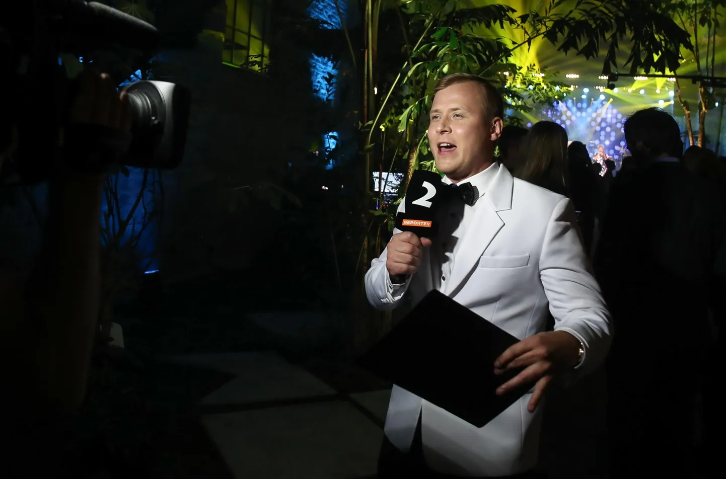 Reporteri saatejuht Jaanus Koort teeb peolt otselülitust.