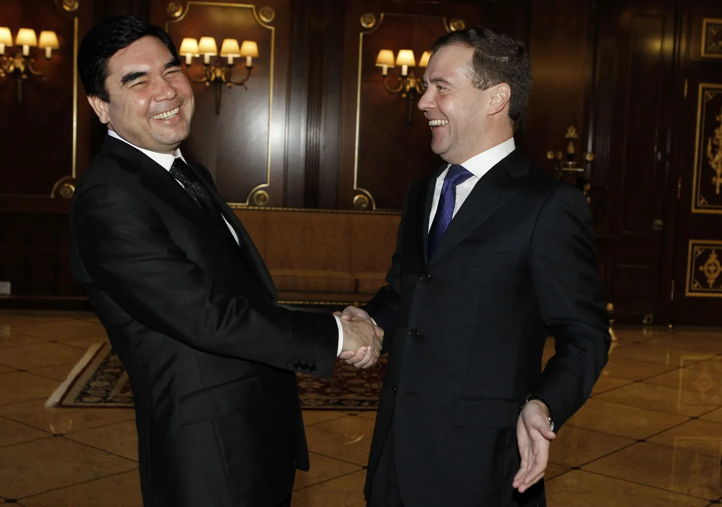 Vene president Dmitri Medvedev (paremal) teiseks ametiajaks ei kandideeri. Küll aga teeb seda Türkmenistani liider  Gurbangulõ Berdõmuhhamedov.