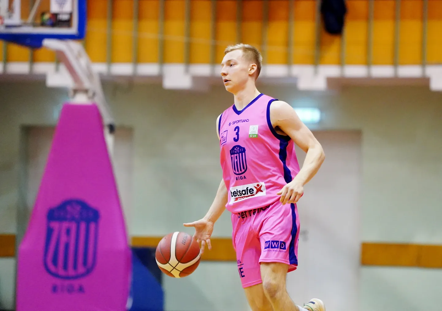 "Rīgas Zeļļi" spēlētājs Toms Skuja (nr.3, rozā tērpā) "Pafbet" Latvijas-Igaunijas Basketbola līgas spēlē starp "Rīgas Zeļļi" un "VEF Rīga" komandām "Daugavas Sporta namā".