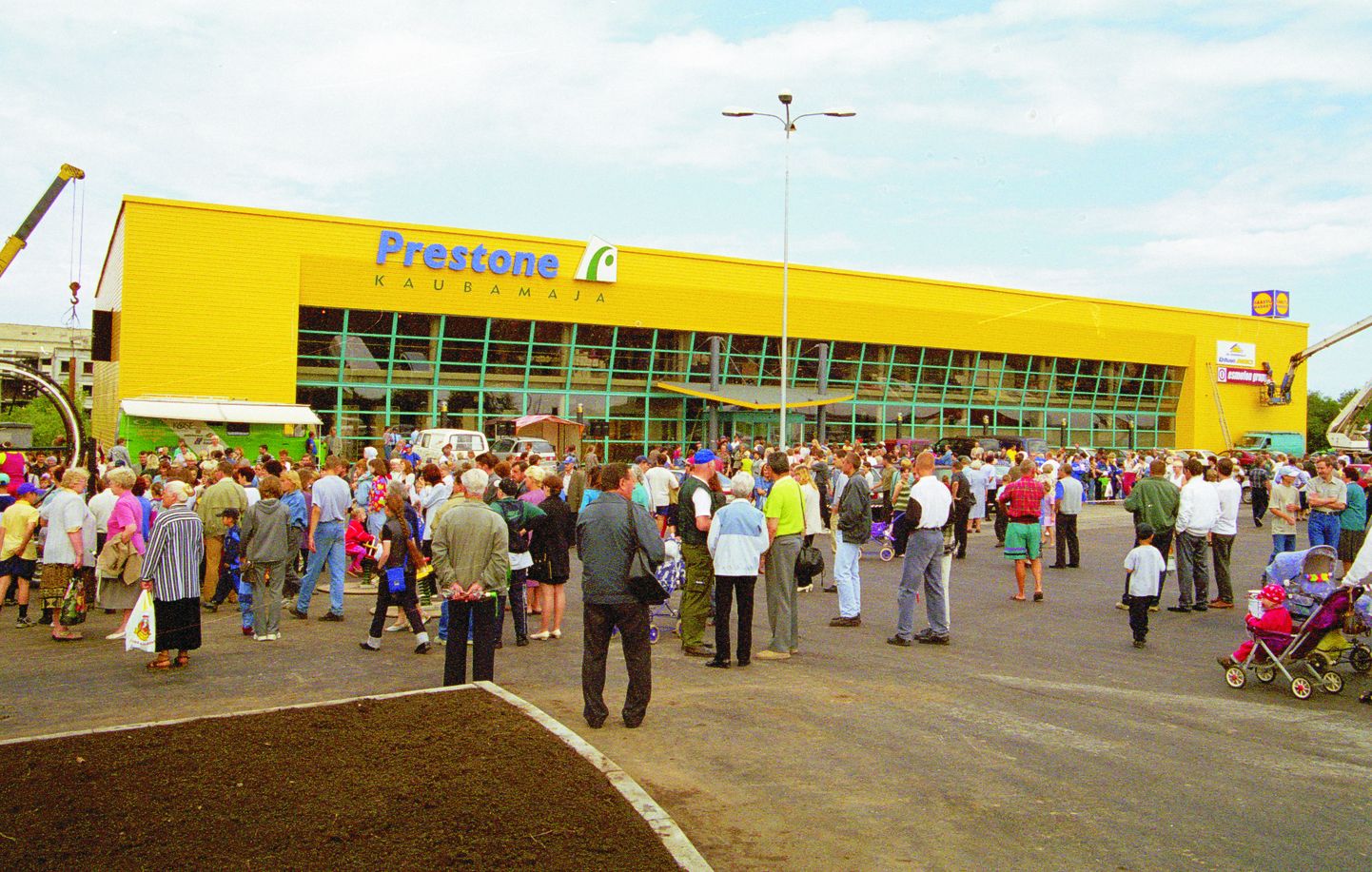 Открытие торгового центра "Prestone" в июле 2000 года было большим событием в городе.