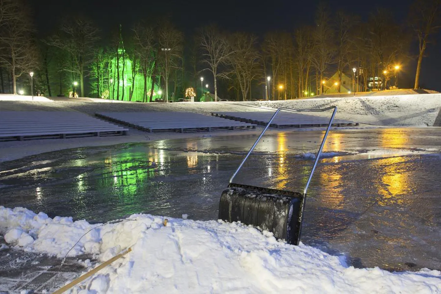 Esmaspäeva õhtul ujutati lauluväljaku esine jääplatsi tegemiseks veega üle. Ehkki vesi kippus sealt ära voolama, oli järgmiseks hommikuks esimene jääkiht valmis. Eile valati järgmist.