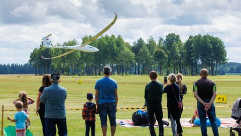 Galerii, video ⟩ Lennupäev meelitas huvilised Ridali lennuväljale