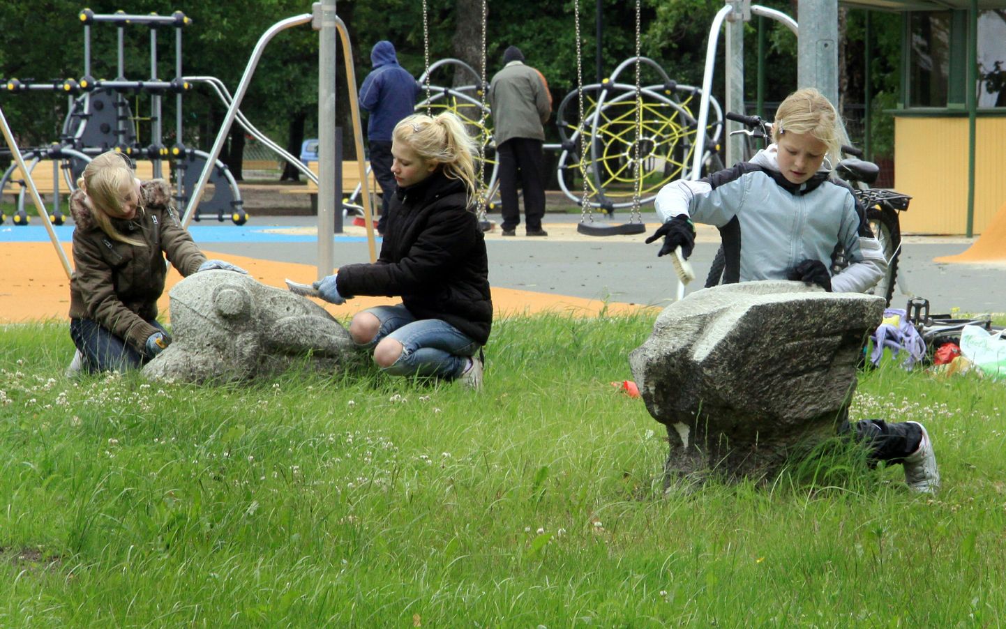 Õpilasmalevlased Pärnu parkides skulptuure puhastamas.