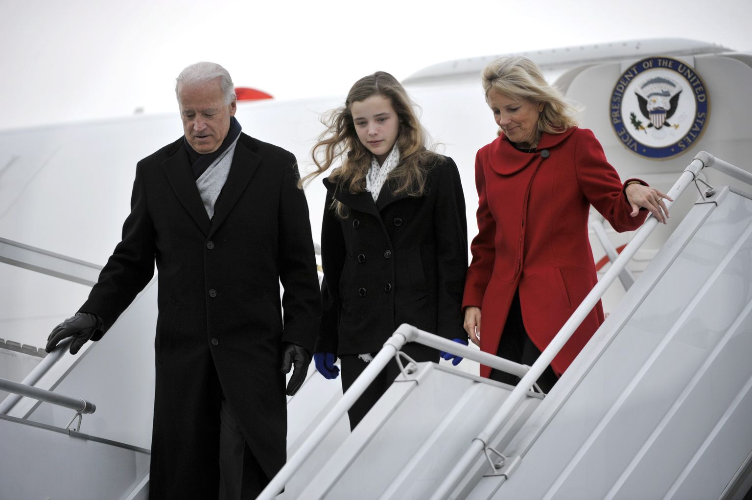 Joe ja Jill Biden lahkuvad Helsingi Vantaa lennuväljal lennukist koos pojatütre Finneganiga.