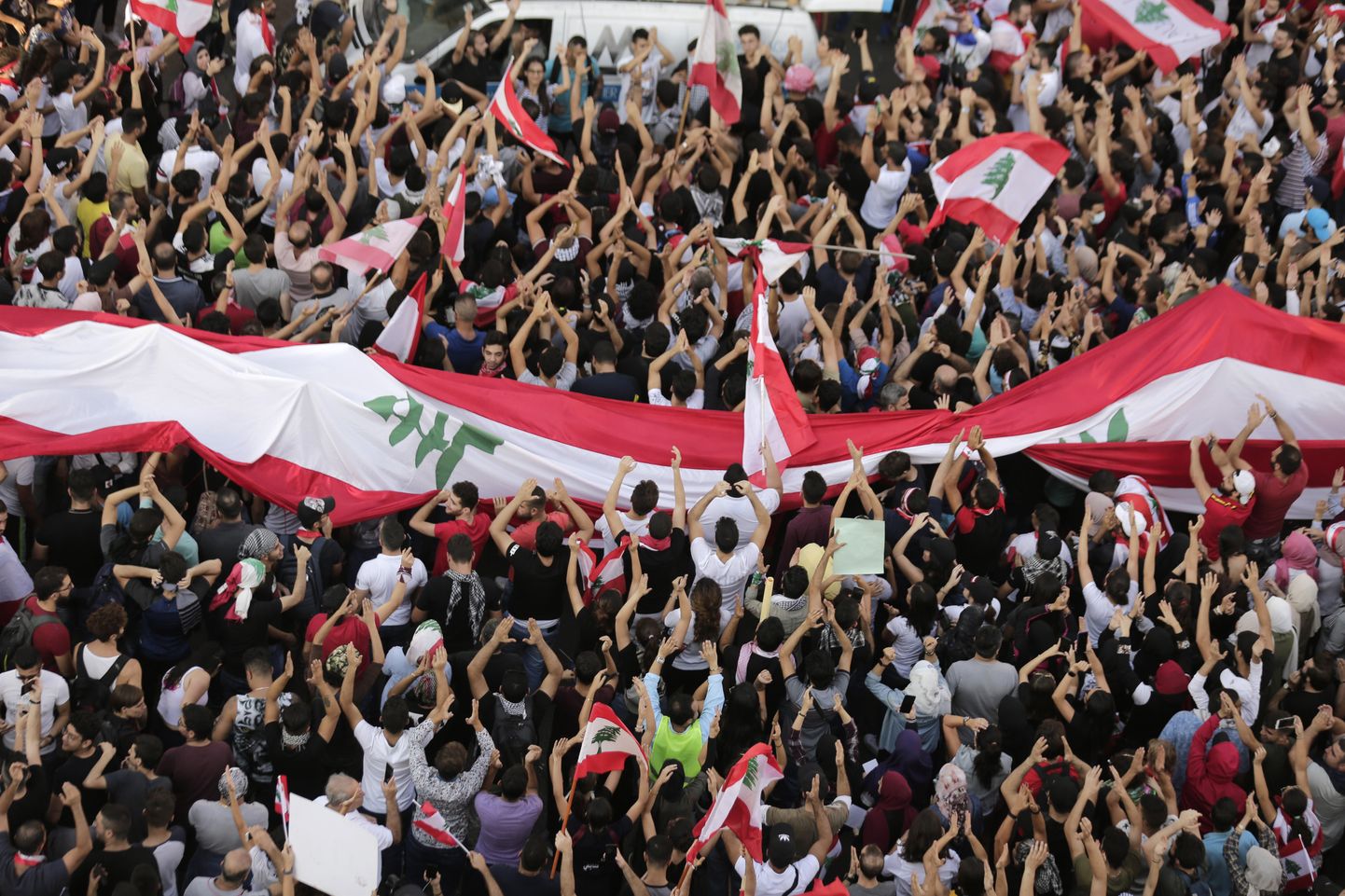 Valitsusvastased meeleavaldajad pühapäeval Liibanoni pealinnas Beirutis.