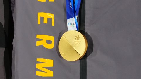 VIDEO ⟩ Vairākiem olimpiešiem problēmas ar izcīnīto medaļu. Organizatori sola atrast risinājumu