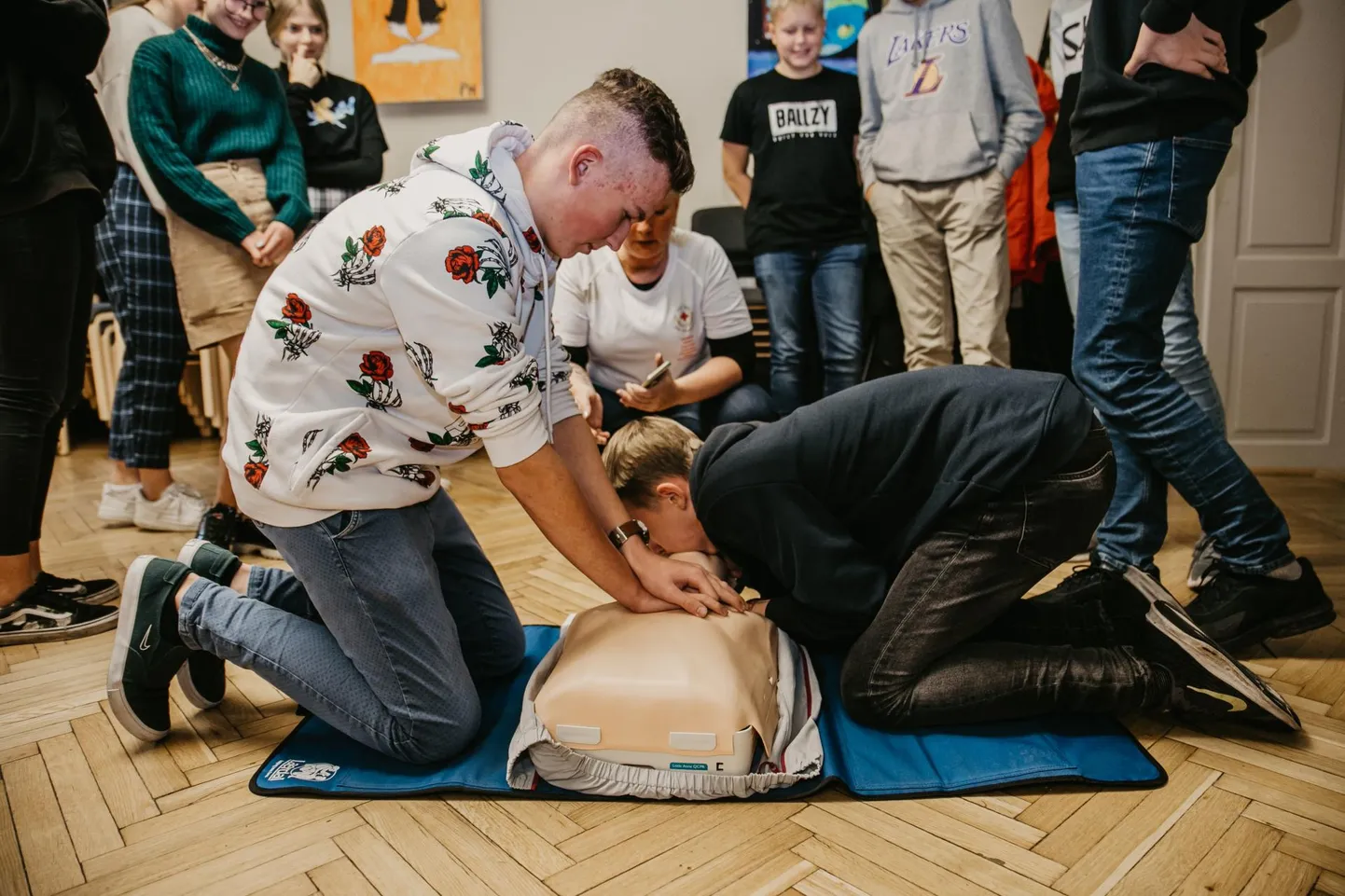 Kui kannatanu on tundmatu inimene, siis piisab vaid südamemassaažist. Sellega tekitatakse kehas vereringe ning veri jõuab elutähtsatesse organitesse, ajju ja neerudesse.