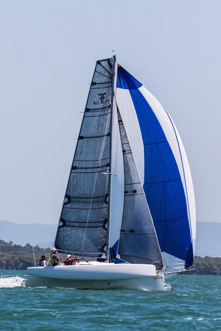 Veel üks Ian Farrieri tehnoloogiaga ehitatud trimaraanidest.