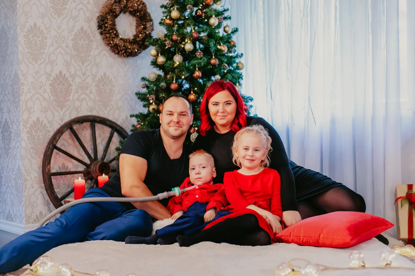Isa Juhan ja ema Carina, Juss-Mathias ja Adeele-Amelia. Jõulud veedavad nad ühiselt kodus.