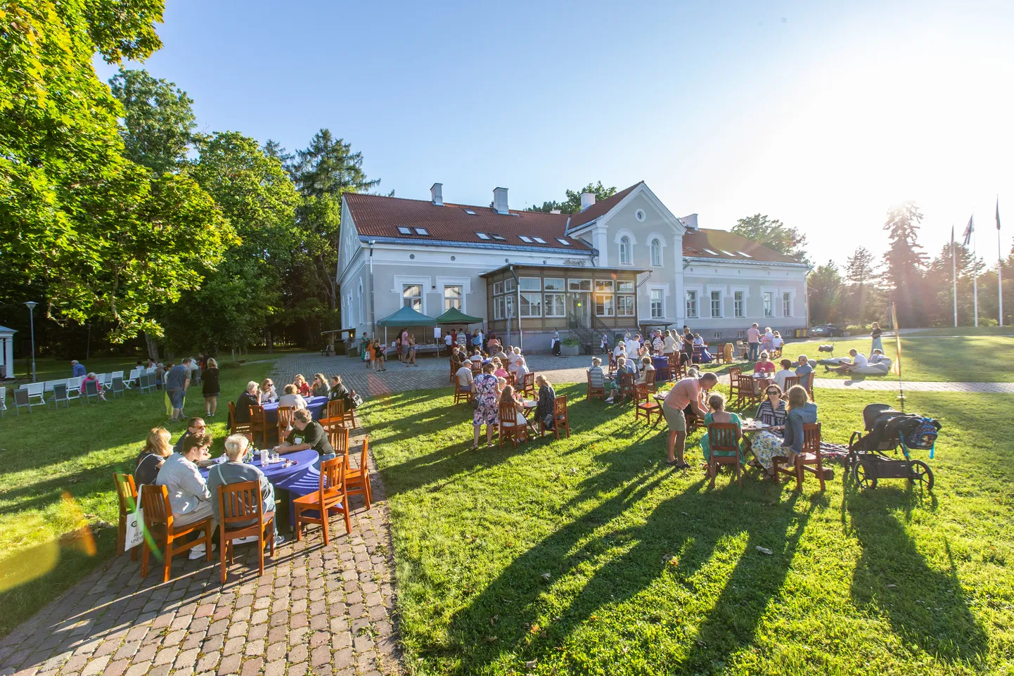 Alutaguse valla mõisakohvikute päev läks eriti täkkesse Illukal, kus külastaja sai osa nii kohvikust, mõisaekskursioonist kui ka kontserdist.