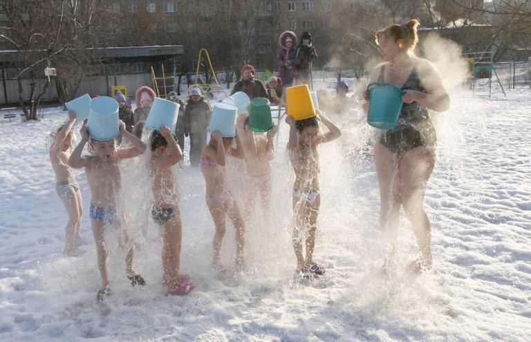 Venemaa Krasnojarski lasteaialapsed karastavad end talvel õues külma veega