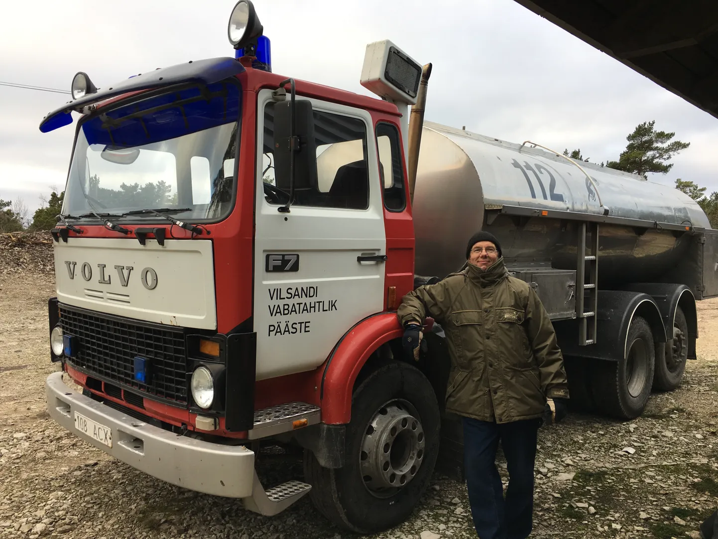Nüüd on Vilsandi päästeautol olemas ka soe garaaž. Fotol Vilsandi saarevaht Avo Piisk.