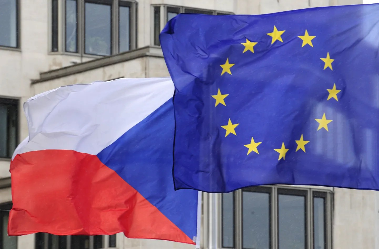Флаги Чехии и Евросоюза.