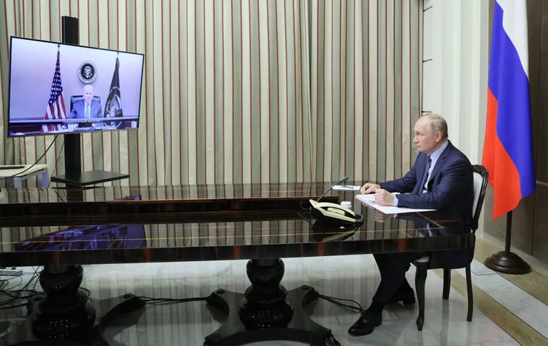 Vladimir Putin virtuaaltippkohtumisel USA presidendi Joe Bideniga.
