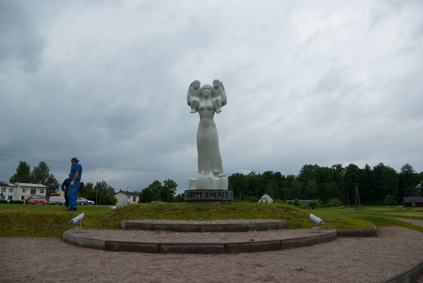 Eesti ema monumendi paigaldamine Rõugesse