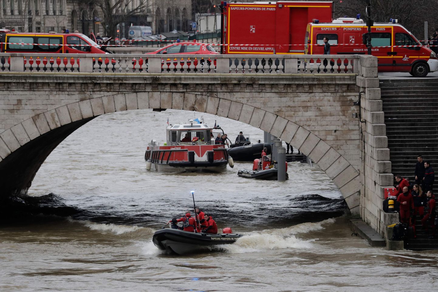 Politseiniku otsingud Seine`i jões.