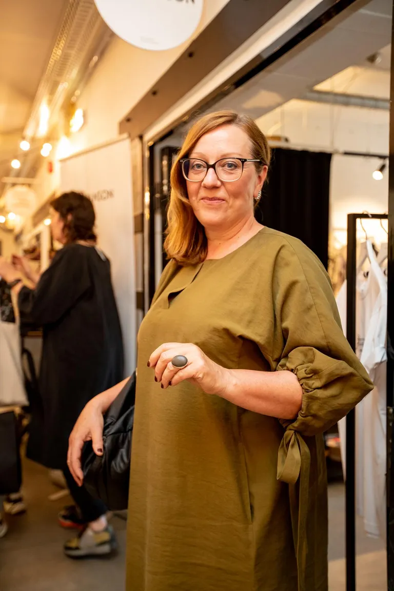 Ülle Saatmäe, tekstiilikunstnik
Mulle meeldib, et Eve disaini juures on alati väike kiiks. Ta on lihtne, aga täiesti eriline. Tema asjad on väga kantavad ja väga hästi teostatud - kui tema asjade istuvusega harjud, siis tahaks ülejäänud vanad kõik minema visata. Eve Hansoni asjad ka kestavad!