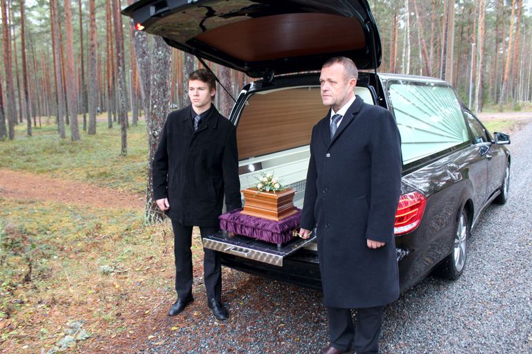 Võru matusetalituse juhatuse liikmete Ott Reimetsa (vasakul) ja Andrus Rattasepa käsutuses on Lõuna-Eesti moodsaim matuseauto.