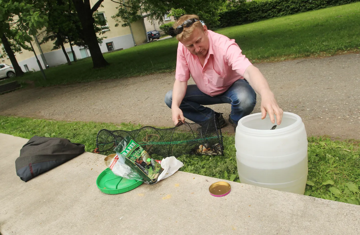 Selles tünnis oli täna mõni minut enne kella ühte päeval 120 kokre, kelle valvas tartlane  ühe liigutusega tiiki tagasi kallas. See tegu muutis Vanemuise tiiki puhastava Lõunalaanded OÜ juhi Valdek Tageli väga valvsaks ja ettevaatlikuks, ta lubas tünni panna raske kivi, et kalade «päästmine» enam ei õnnestuks.