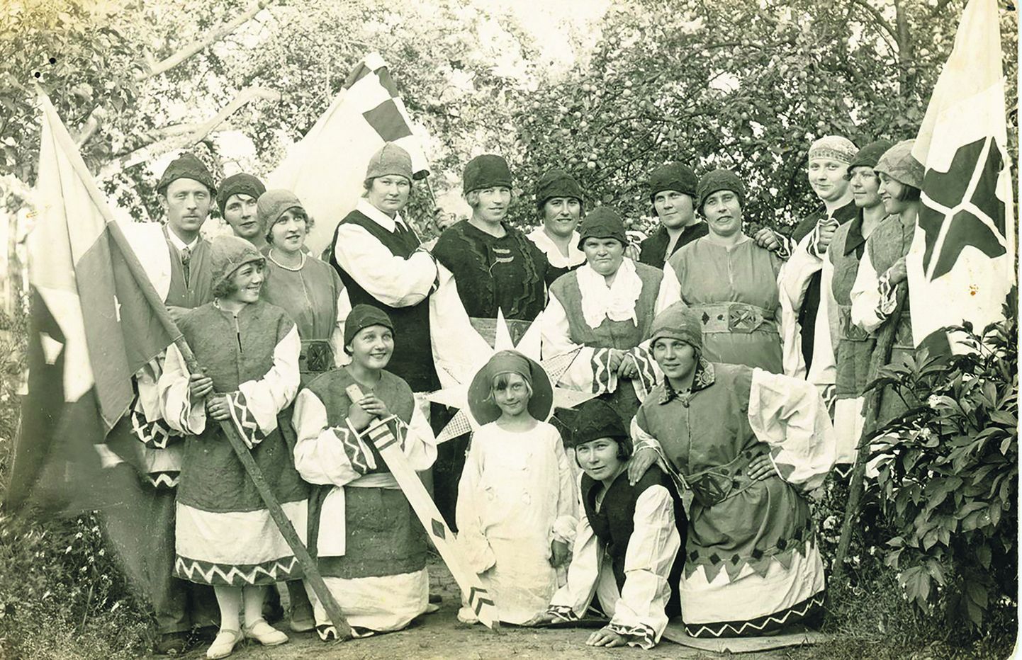 Naiskodukaitse Türi jaoskonna liikmed karnevali riietusele kaasa aitamas 
1930. a.