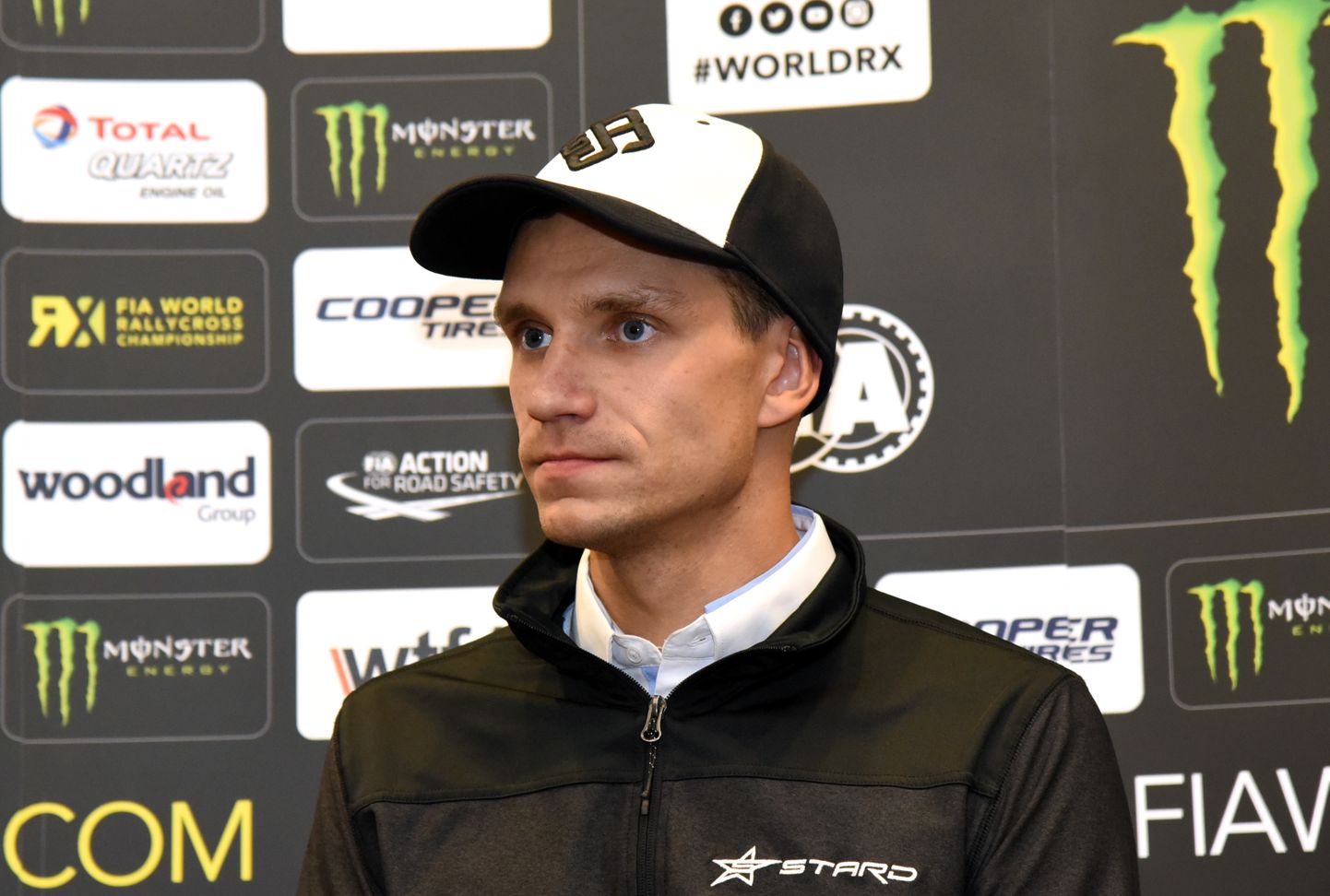 Autobraucējs Jānis Baumanis piedalās preses konferencē, kurā informē par pasaules rallijkrosa čempionāta Latvijas posmu
