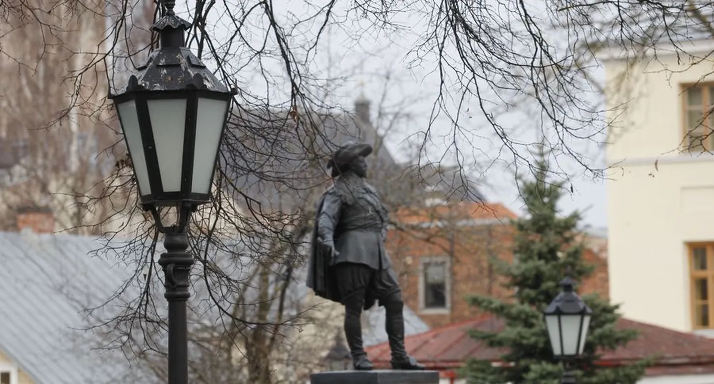 Gustav II Adolfi skulptuur Tartu ülikooli taga.