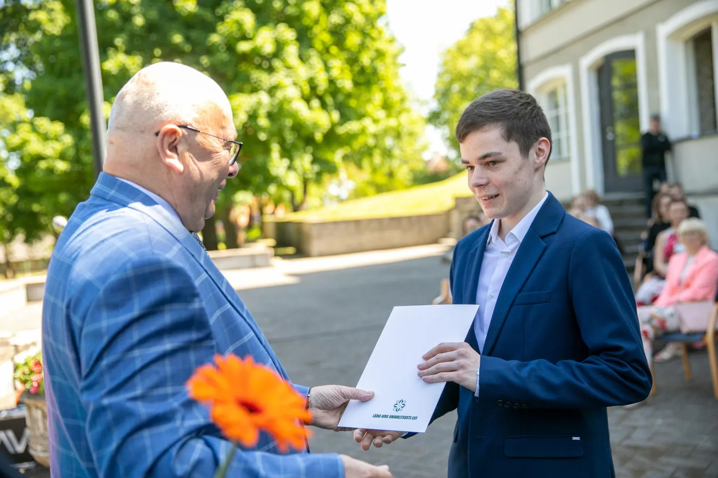 Üks 42 tublist. Eile võttis Rahvaaia roheluses Kunda ühisgümnaasiumi hõbemedalist Kent Kerner kiituse vastu Lääne-Viru Omavalitsuste Liidu juhatuse esimehelt Einar Vallbaumilt.
