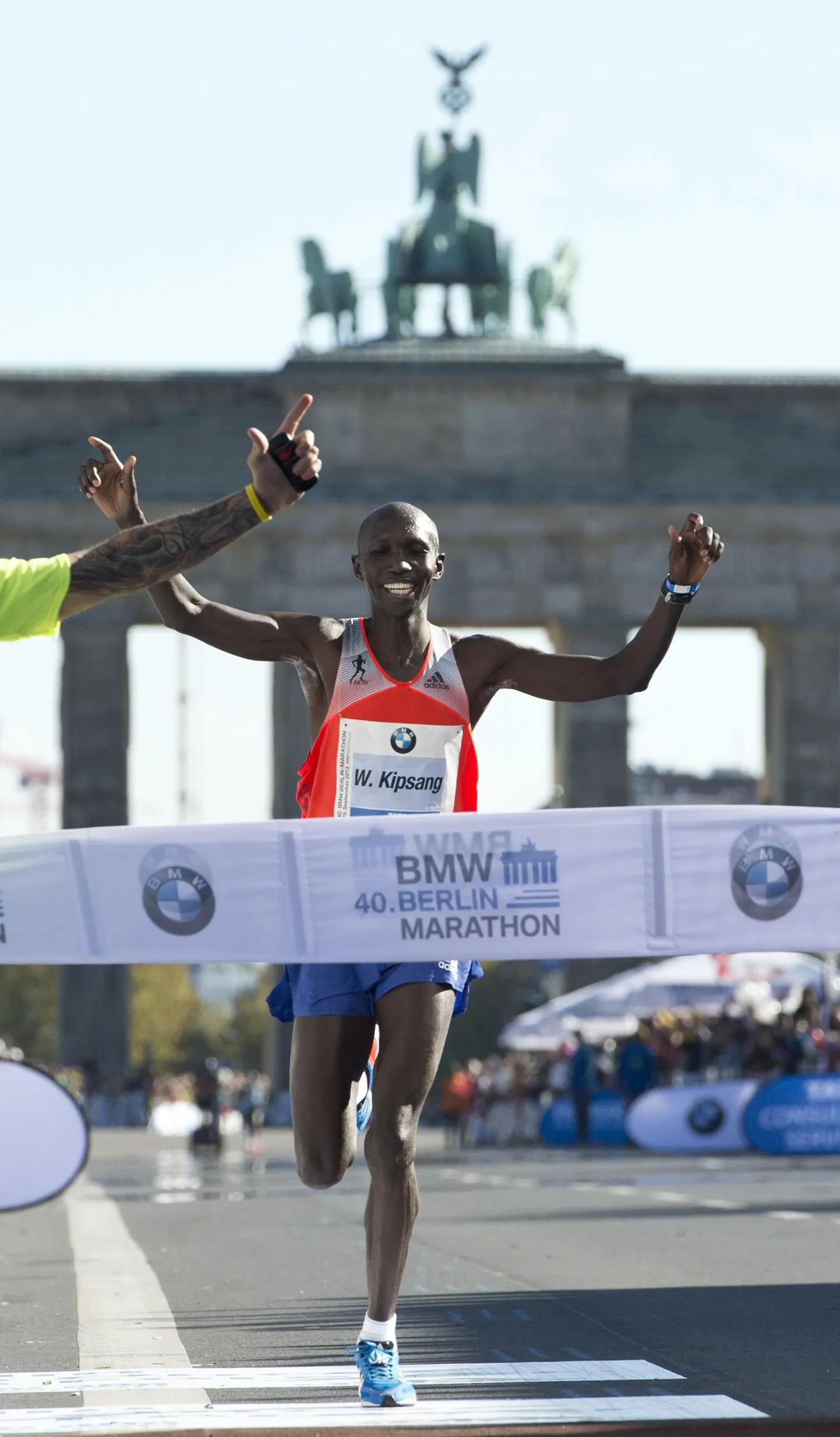 Wilson Kipsang Kiprotich on jõudnud Berliinis võitjana finišisse, võidutulemuseks on maailmarekordit tähistav 2:03.23.
