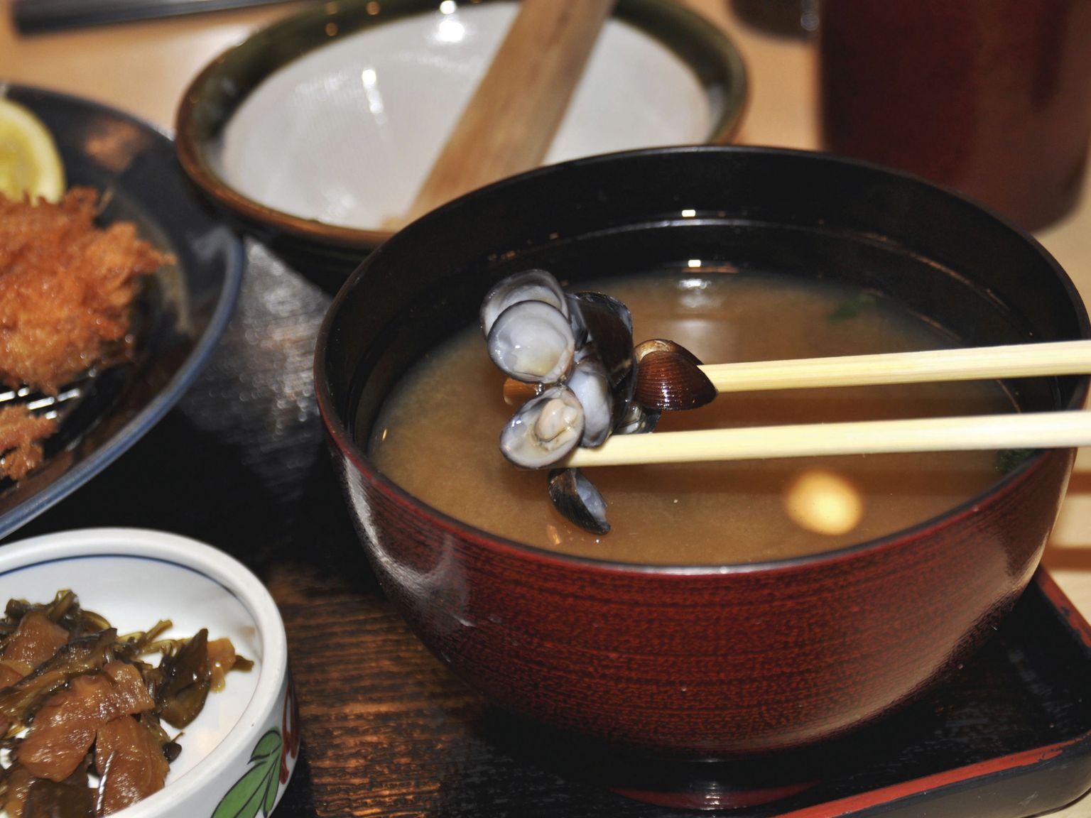 Jaapani rahvustoidule misosupile annab maitse peamiselt dashi-puljong, mida peetakse tänini kõige klassikalisemaks puhta umami maitse näiteks