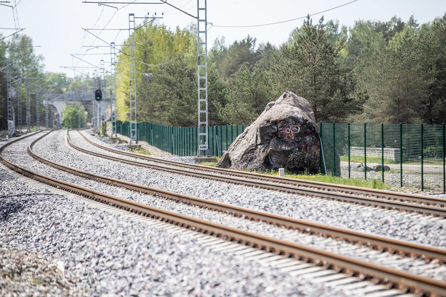 Järve ja Rahumäe peatuste vahel on piirdeaed juba enam-vähem paigas, kuid Järve Keskuse juurde lubab Eesti Raudtee siiski ühe ülekäigu jätta.