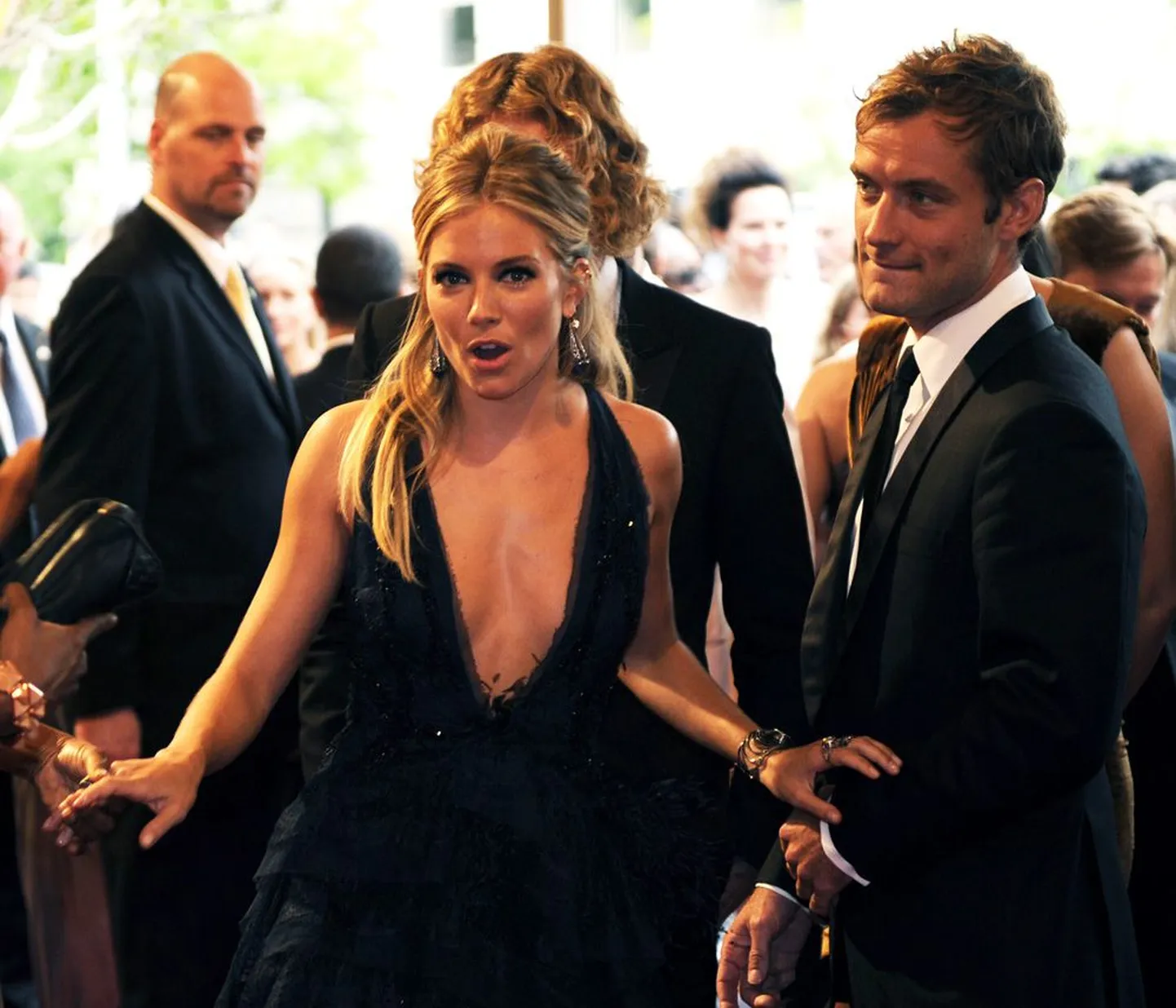 Suurbritannia näitleja Sienna Miller (vasakul) on üks kuulsustest, kes News of the Worldi oma privaatsuse rikkumise pärast kohtusse on kaevanud.