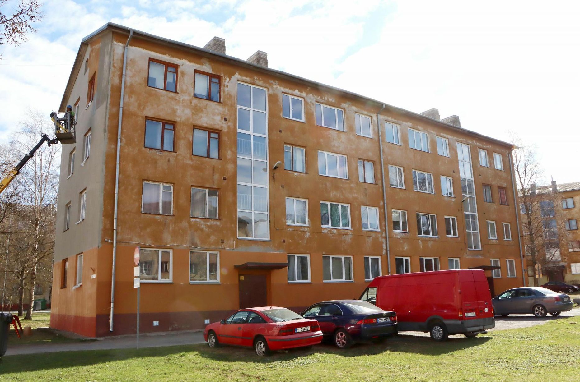 Kohtla-Järve Uus tn 1a majas oli üsna mitu Venemaa kodanikele kuulunud korterit, mille eest omanikud võlgu jäid. Lõpuks kinkisid nad võlakorterid ühistule.