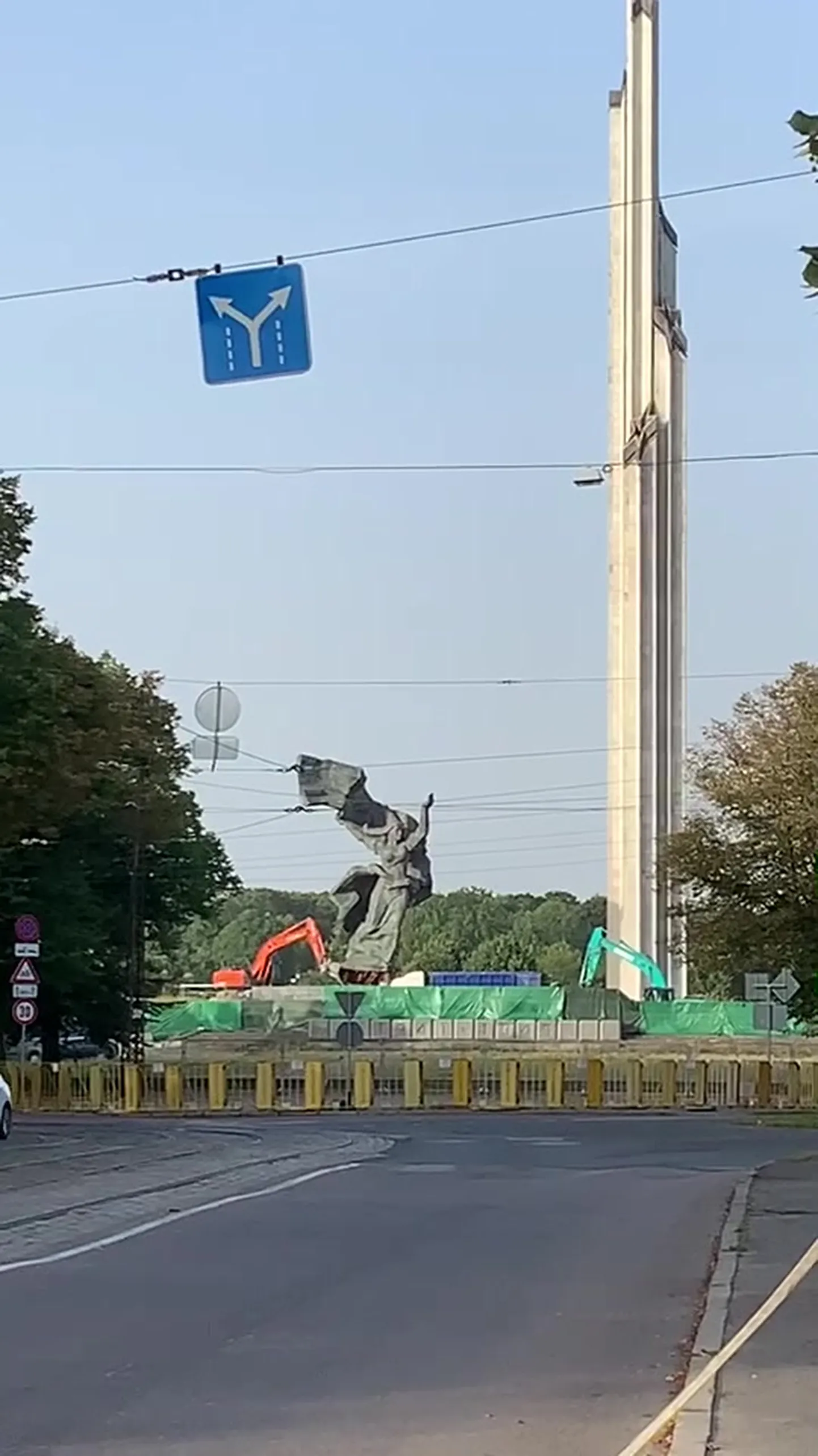 24. augusta rītā okupantu pieminekļa laukumā Pārdaugavā strādnieki turpina brucināt sievietes tēla statuju