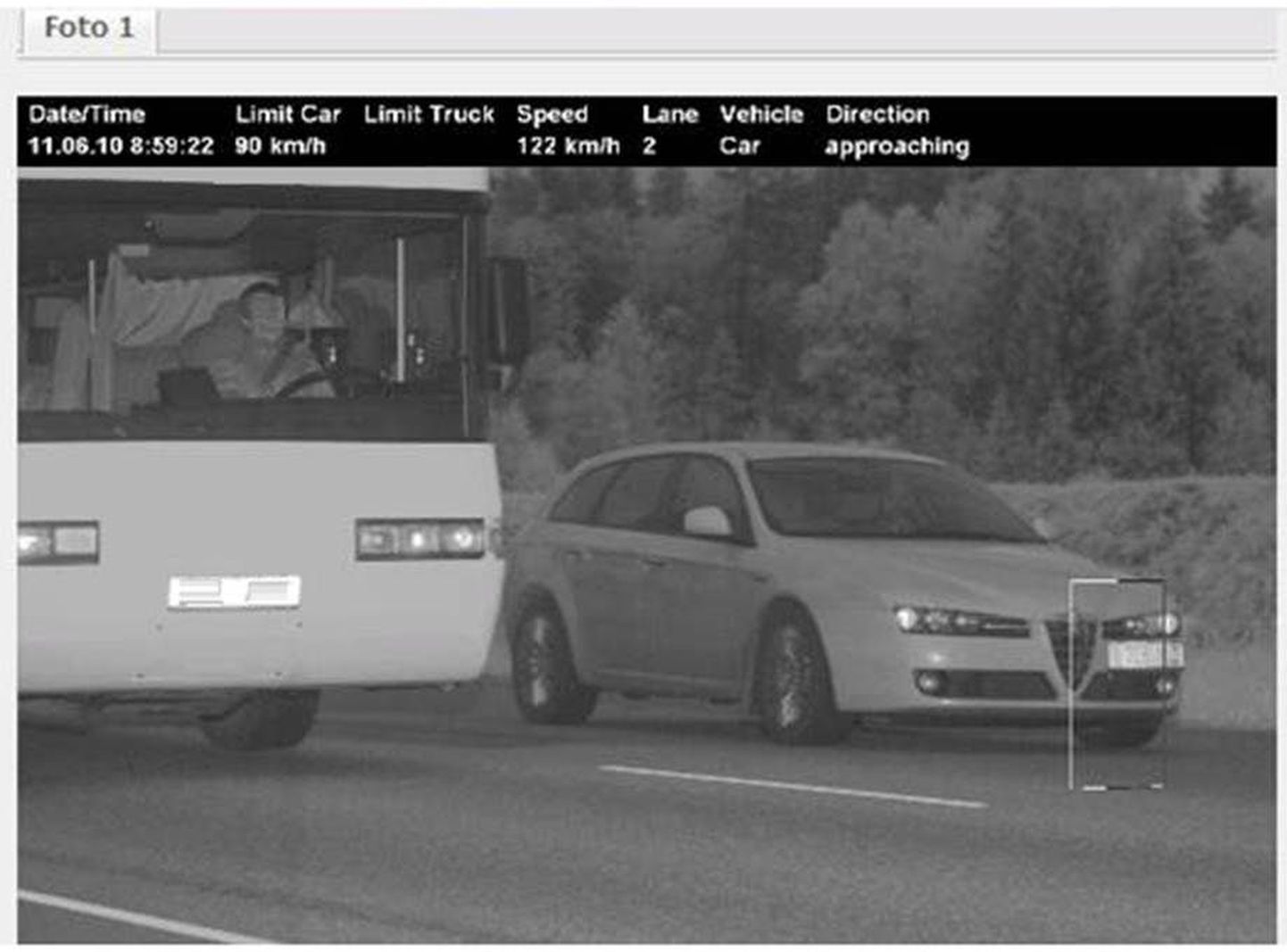 Näide kiiruskaamera fotost, kui kiirust on ületanud möödasõitu tegev auto. Kiiruse ületajat markeerib valge ristkülik (parempoolsel autol).