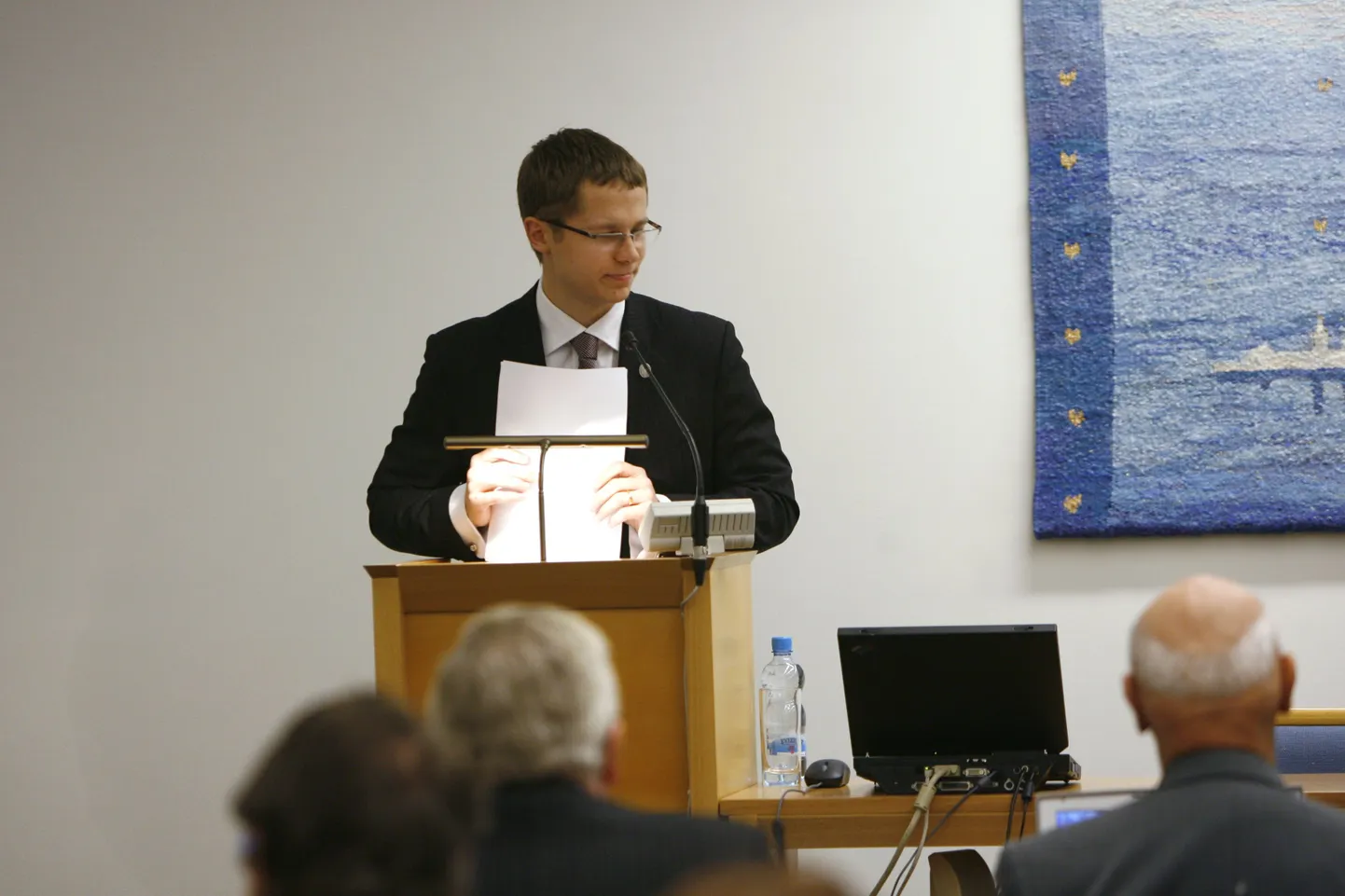 Peterburi koostöörühma esimees Tarmo Lausing volikogu kõnepuldis.