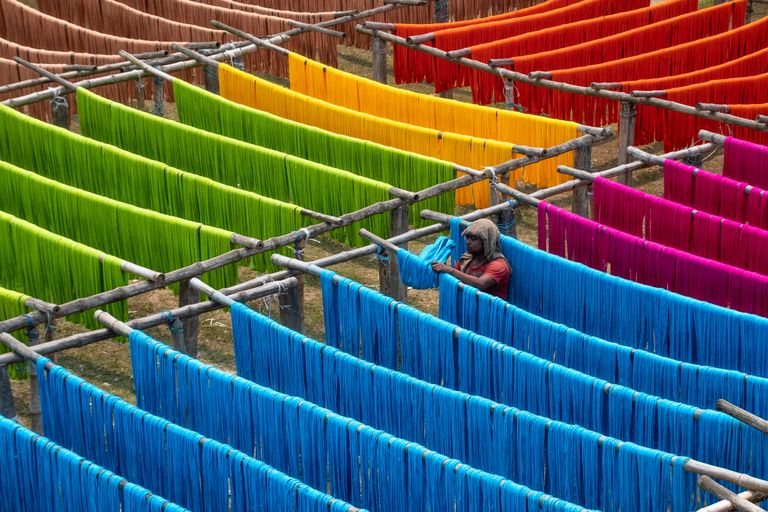 Värvimisprotsessi käigus satub keskkonda umbes 10-15% värvainetest. Keskmine T-särk kasutab värvimisprotsessi ajal 16–20 liitrit vett, mis tähendab, et keskmiselt laseb ülemaailmne tekstiilitööstus veesüsteemi 40 000–50 000 tonni värvi.