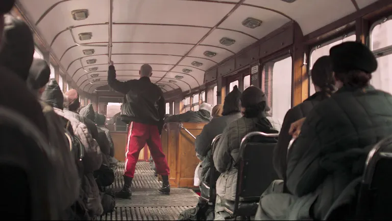 Волконогов в красных штанах в ленинградском трамвае. Хозяин среди рабов в особой бандитской униформе.