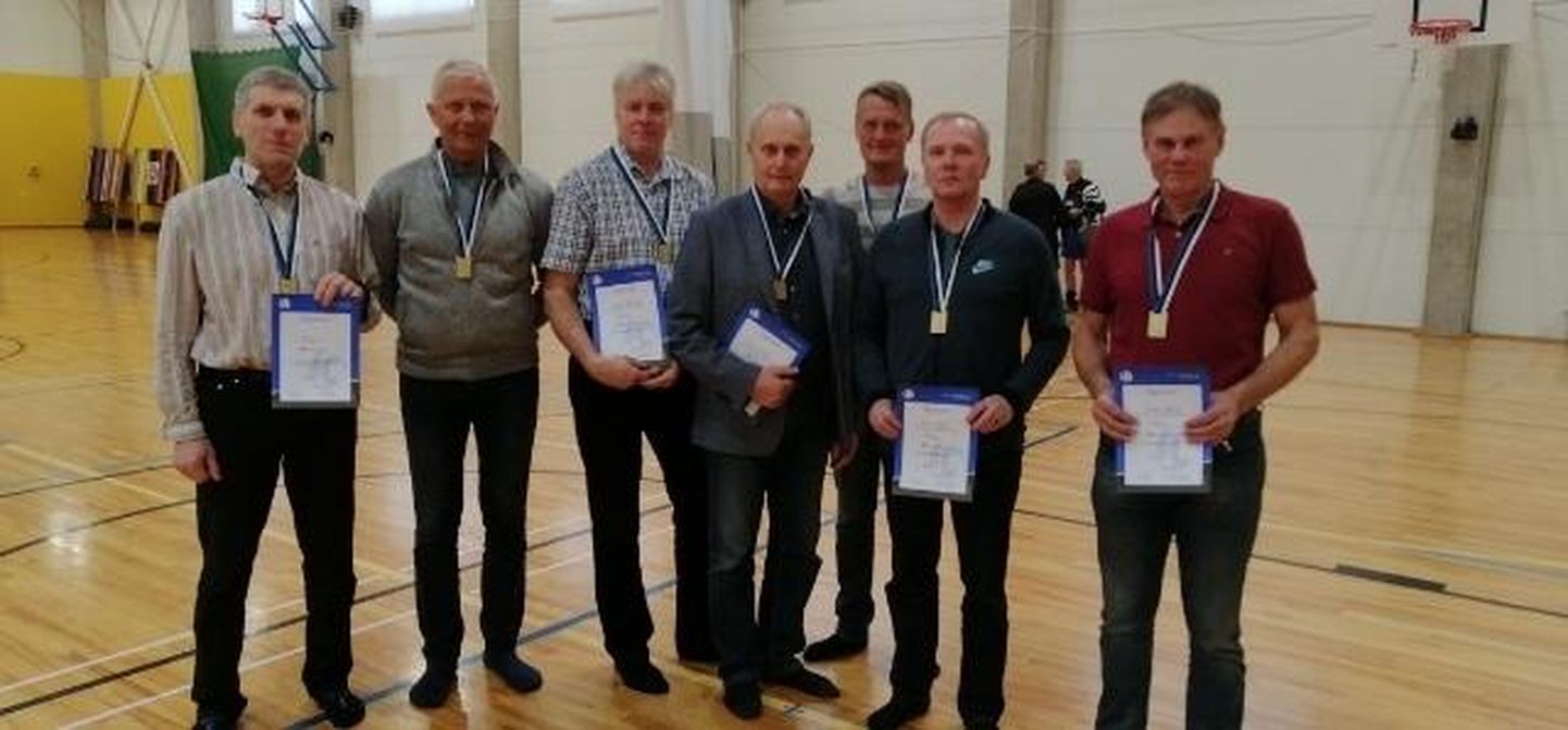 Üle 60aastaste meesveteranide mõõduvõtul triumfeeris Pärnu meeskond.