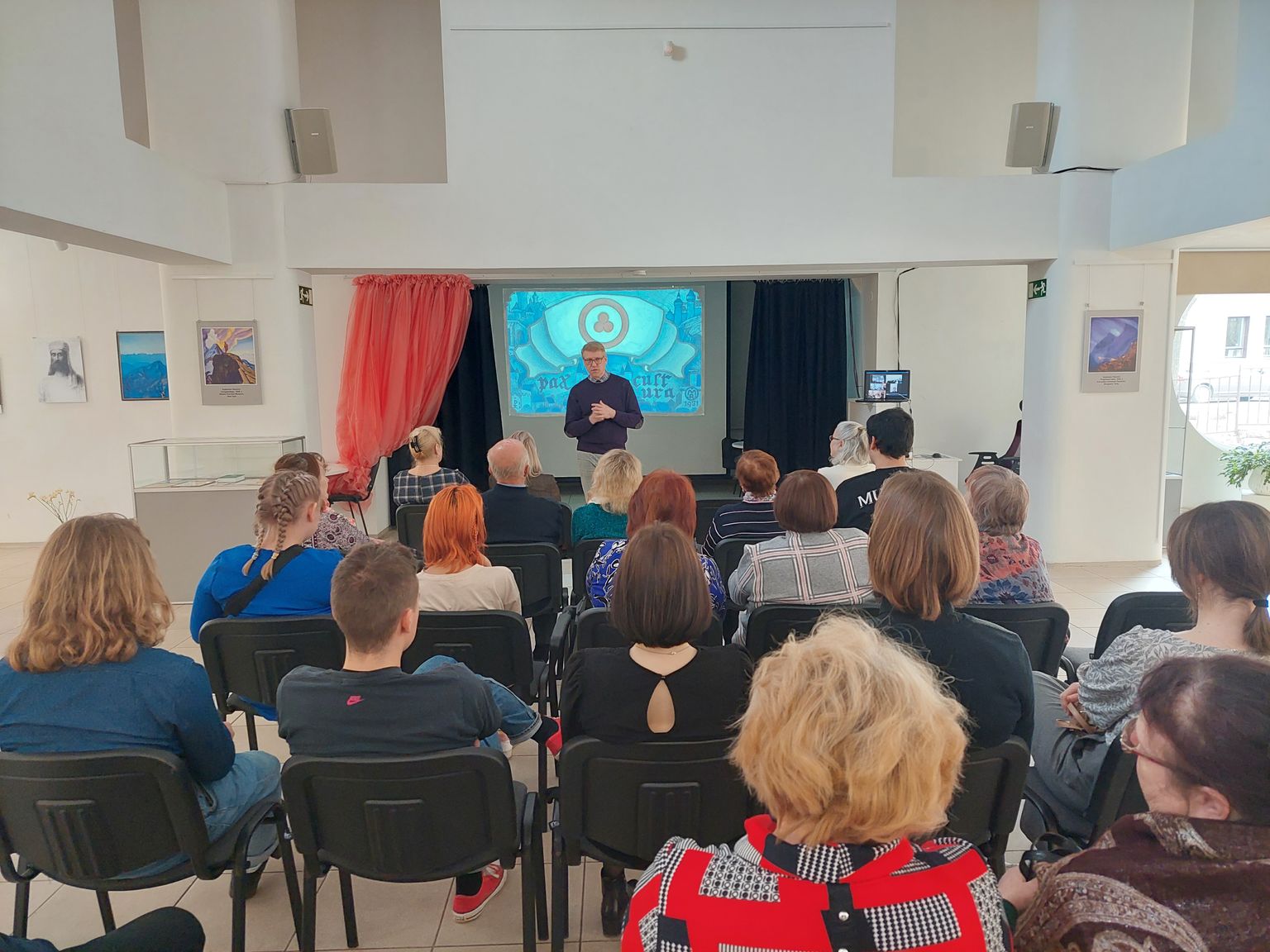 Aprillis oli virtuaalse filiaali programm pühendatud Roerichi loomingule − valges saalis oli avatud tema maalide reproduktsioonide näitus.