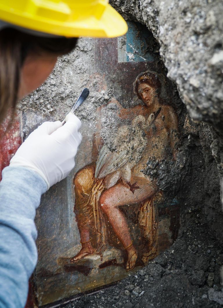 Itaalia arheoloogid leidsid 2018 Pompeis väljakaevamisi tehes kaupmehemajast erootilise fresko Leda ja luigega.