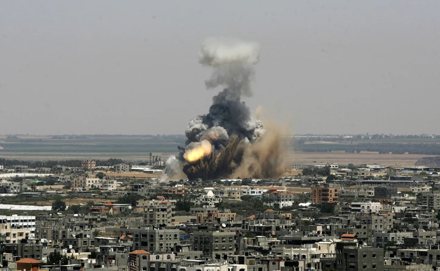 Suitsusammas Iisraeli õhurünnaku sihtmärgi kohal Rafah linnas.
