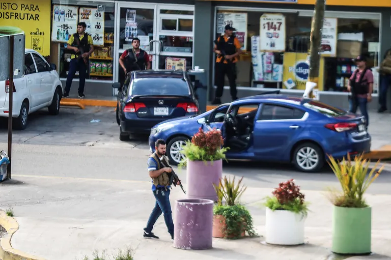 Bruņoti Meksikas narkokarteļa darboņi pretojas policijai. 17.oktobris, 2019