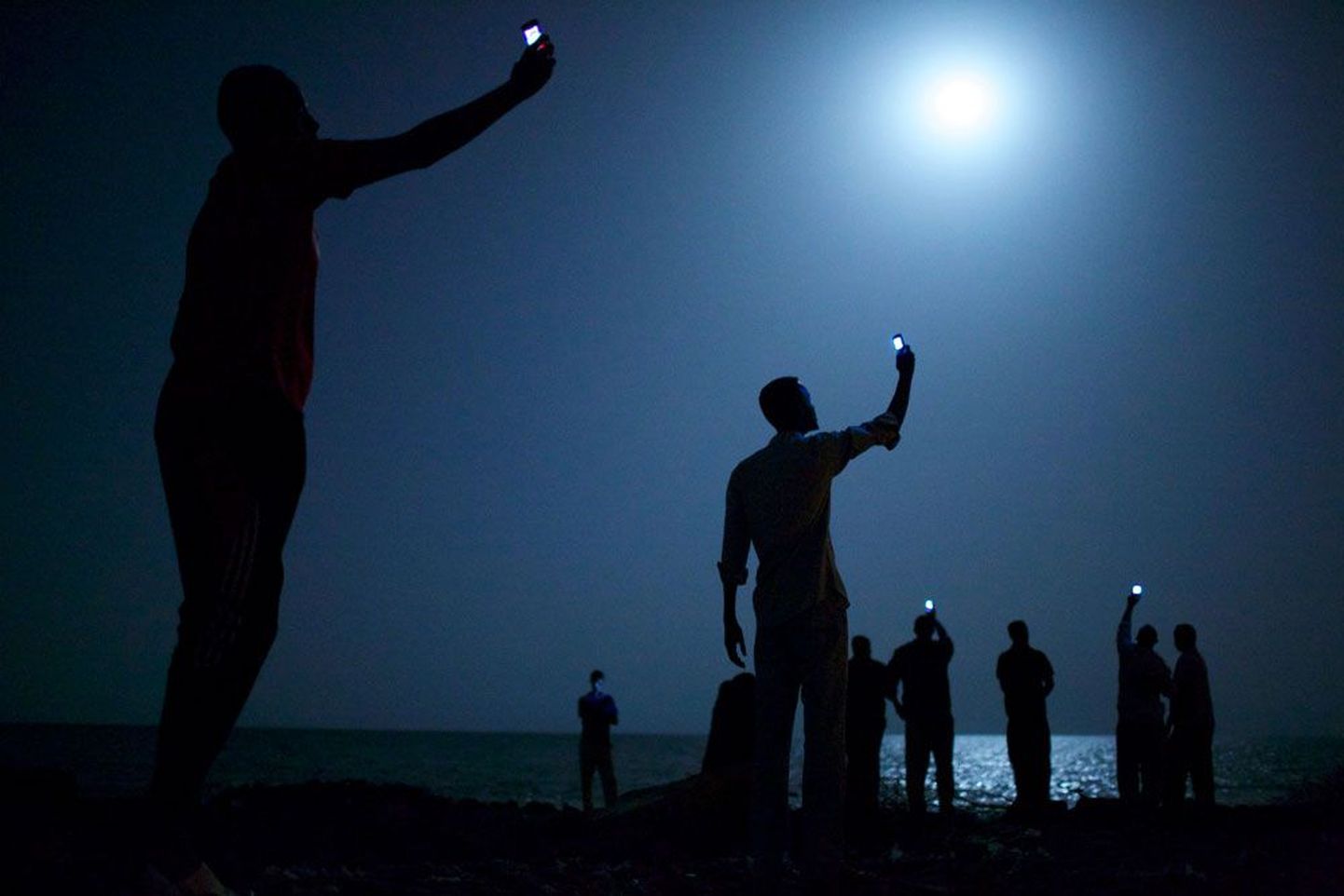 Esimese koha sai USA fotograaf John Stanmeyer, kes oli 26. veebruaril 2013. aastal pildistanud öösel Djibouti linna kaldal Aafrika migrante, kes püüavad oma mobiiltelefonidesse saada naaberriigi Somaalia odavamat signaali.