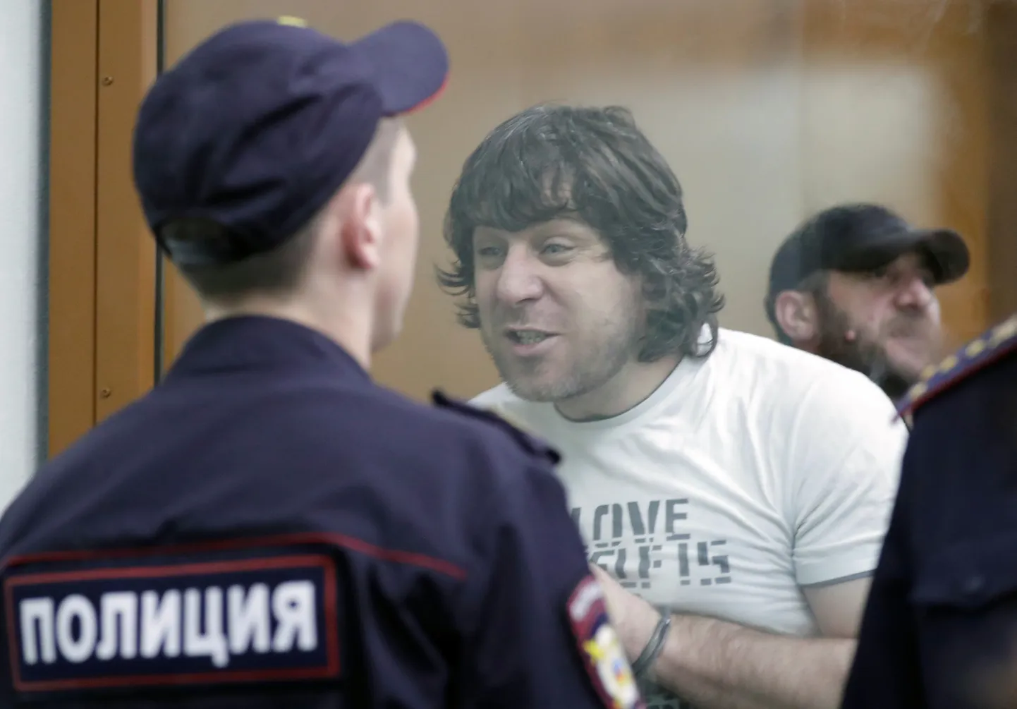 Vene opositsiooniliidri Boriss Nemtsovi tapmises osalemises süüdi mõistetud Temirlan Eskerhanov (vasakul) ja Hamzat Bahajev kohtuotsuse kuulamise ajal Moskva sõjaväelises ringkonnakohtus 2017. aastal.